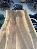 Tischplatte aus massivem walnussholz.