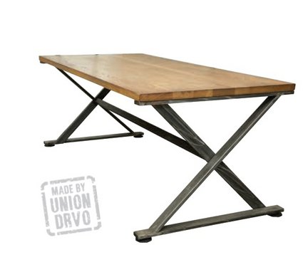 Tisch mit Stahlkonstruktion